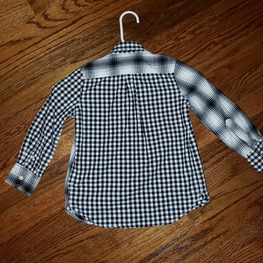 GAP black and white button down 👕 - Picture 2 of 3